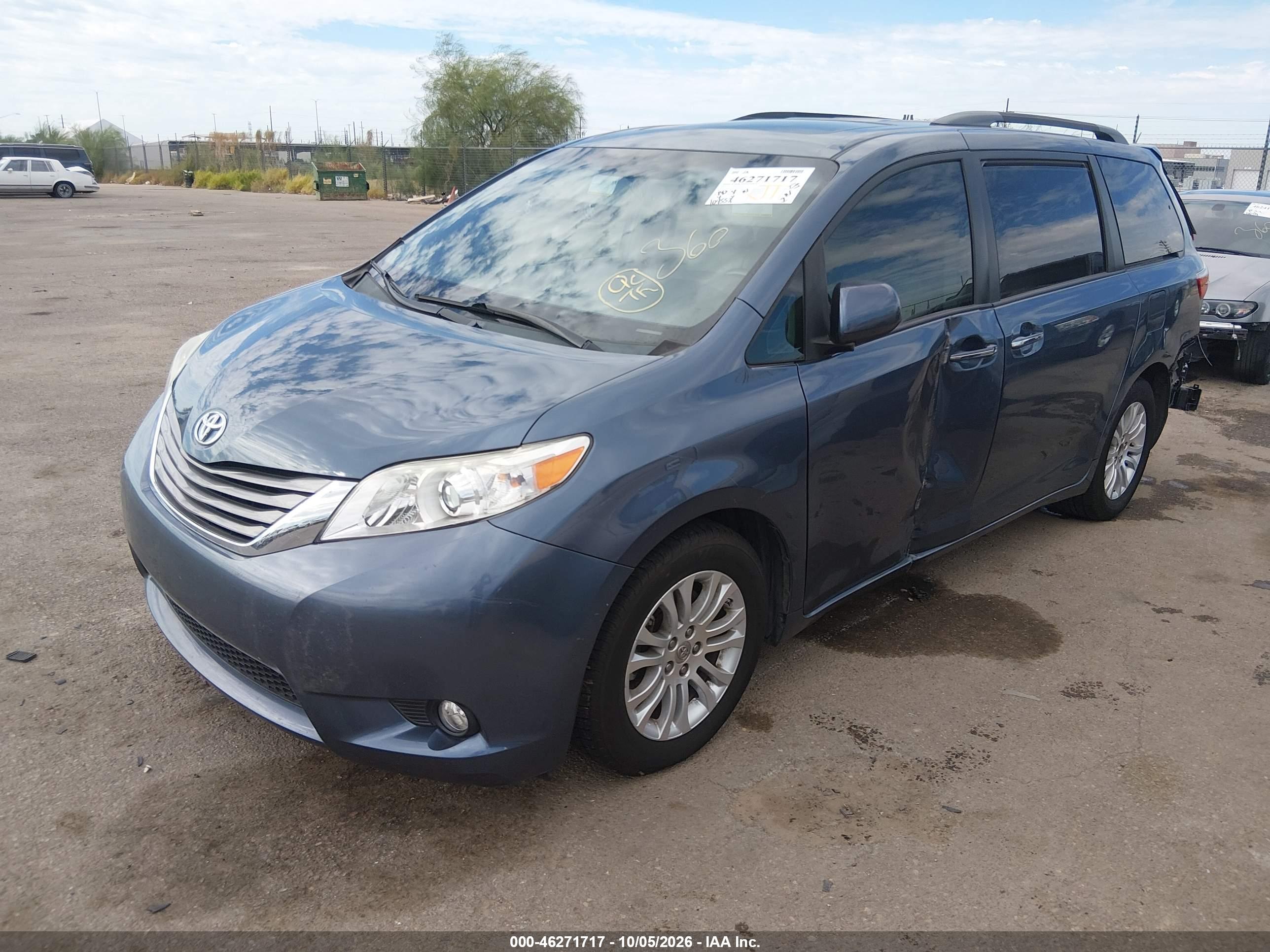 2015 TOYOTA SIENNA XLE 8 PASSENGER — I2