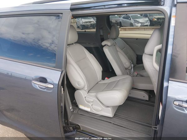 2015 TOYOTA SIENNA XLE 8 PASSENGER — I8