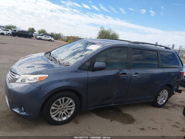 2015 TOYOTA SIENNA XLE 8 PASSENGER — I117