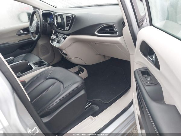 2024 CHRYSLER PACIFICA TOURING L — I5