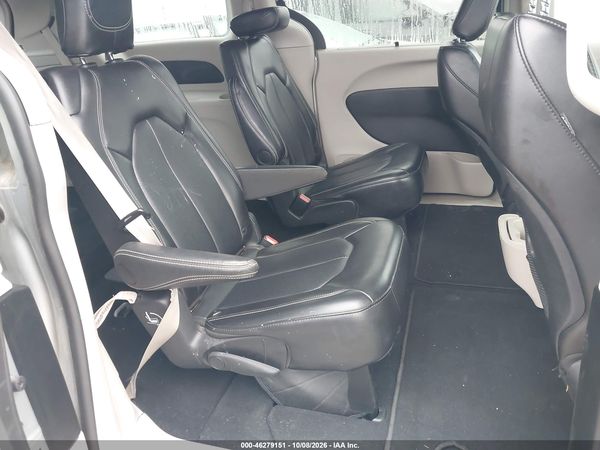 2024 CHRYSLER PACIFICA TOURING L — I8
