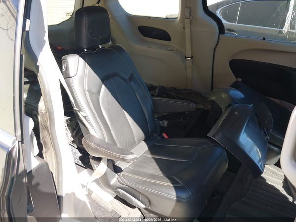 2020 CHRYSLER PACIFICA TOURING L — I8