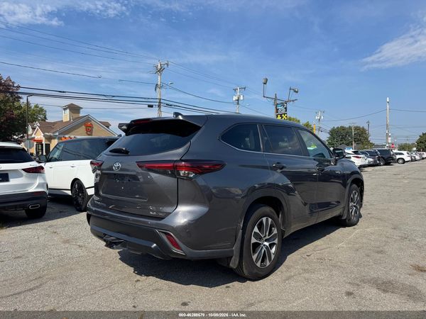 2024 TOYOTA HIGHLANDER XLE — I4