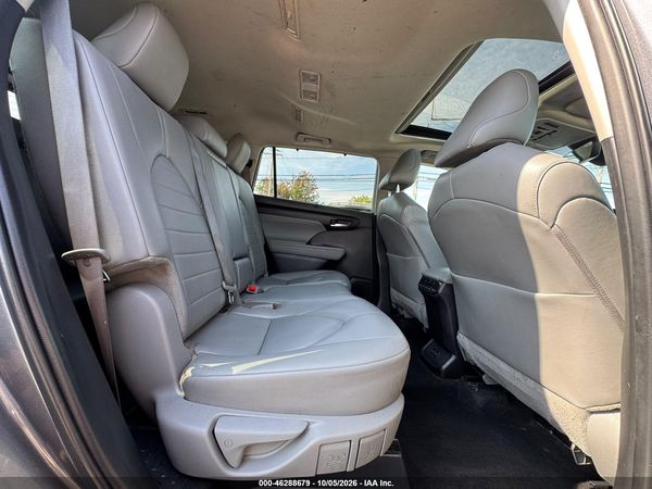 2024 TOYOTA HIGHLANDER XLE — I8