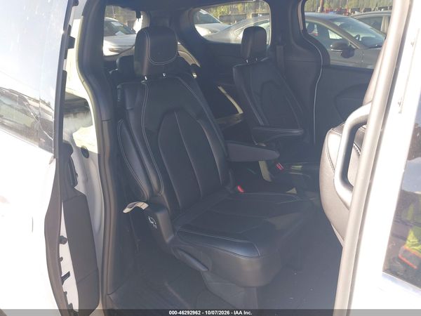 2025 CHRYSLER PACIFICA SELECT — I8