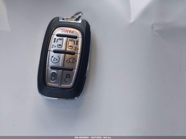 2025 CHRYSLER PACIFICA SELECT — I11