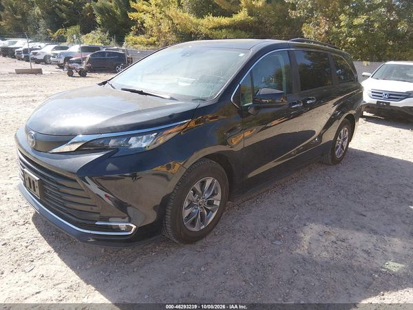 2024 TOYOTA SIENNA XLE — I2