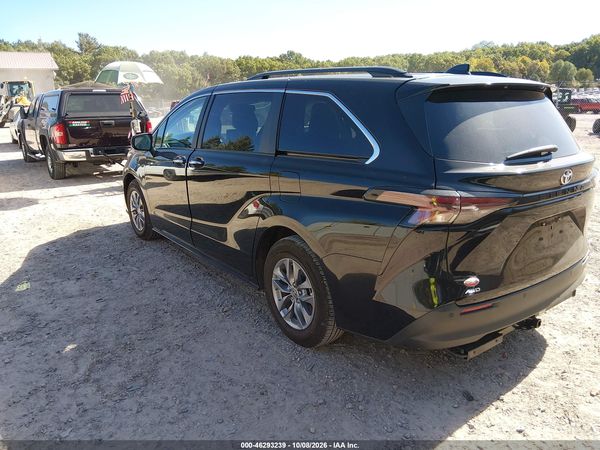 2024 TOYOTA SIENNA XLE — I3