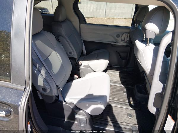 2024 TOYOTA SIENNA XLE — I8