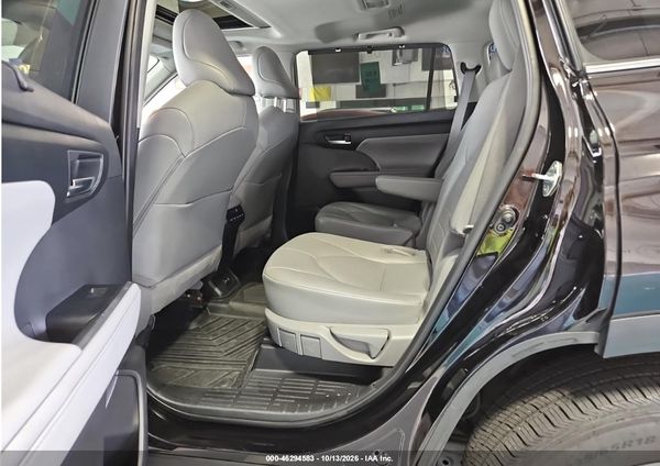 2021 TOYOTA HIGHLANDER XLE — I8