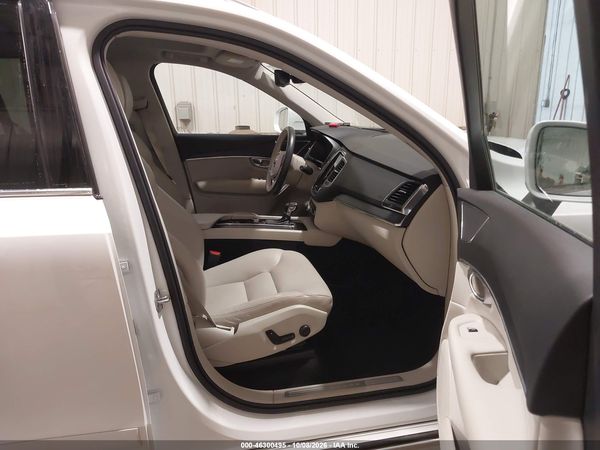2020 VOLVO XC90 T6 MOMENTUM 6 PASSENGER — I5
