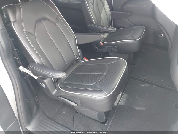 2027 CHRYSLER PACIFICA Limited — I8