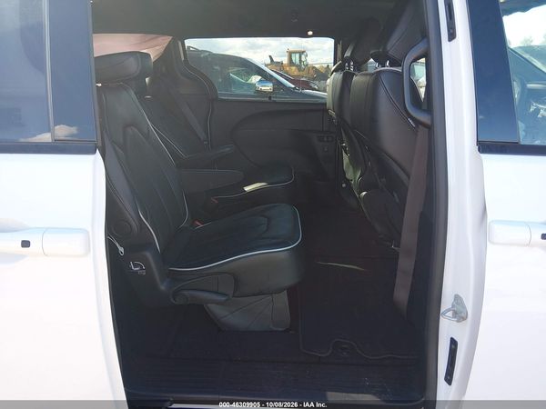 2027 CHRYSLER PACIFICA Limited — I8