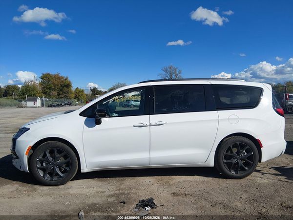 2027 CHRYSLER PACIFICA Limited — I117