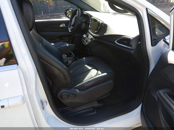 2025 CHRYSLER PACIFICA SELECT — I5