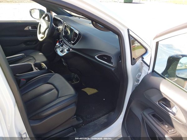 2025 CHRYSLER PACIFICA SELECT — I5