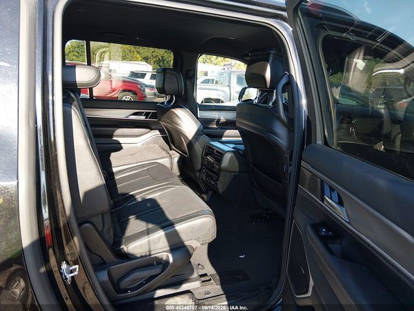 2025 JEEP WAGONEER L SERIES II 4X4 — I8