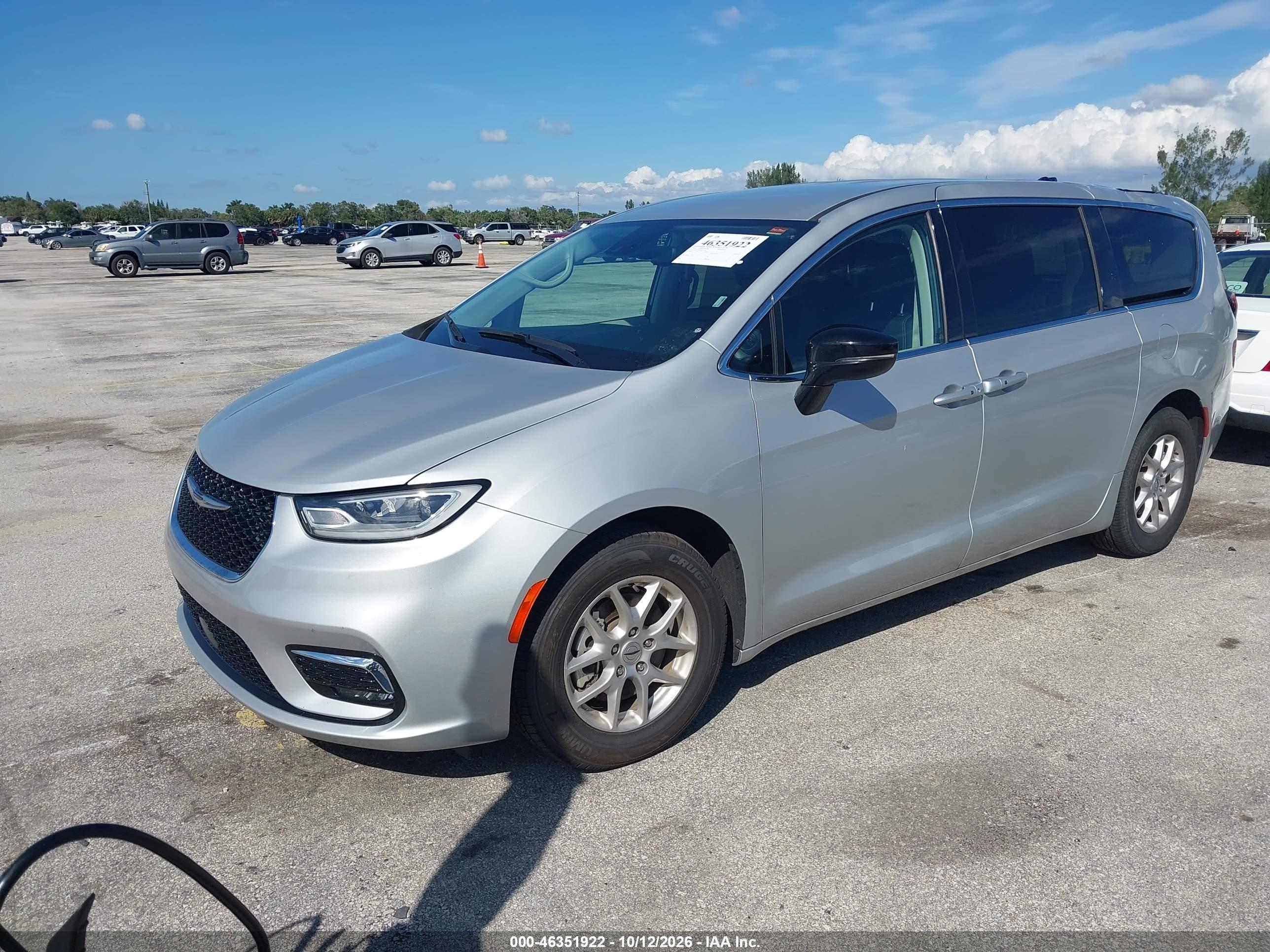 2024 CHRYSLER PACIFICA TOURING L — I2