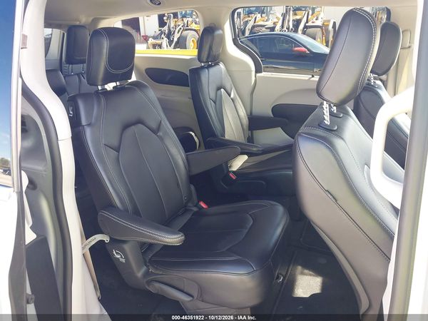 2024 CHRYSLER PACIFICA TOURING L — I8