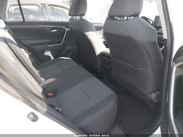 2020 TOYOTA RAV4 XLE — I8