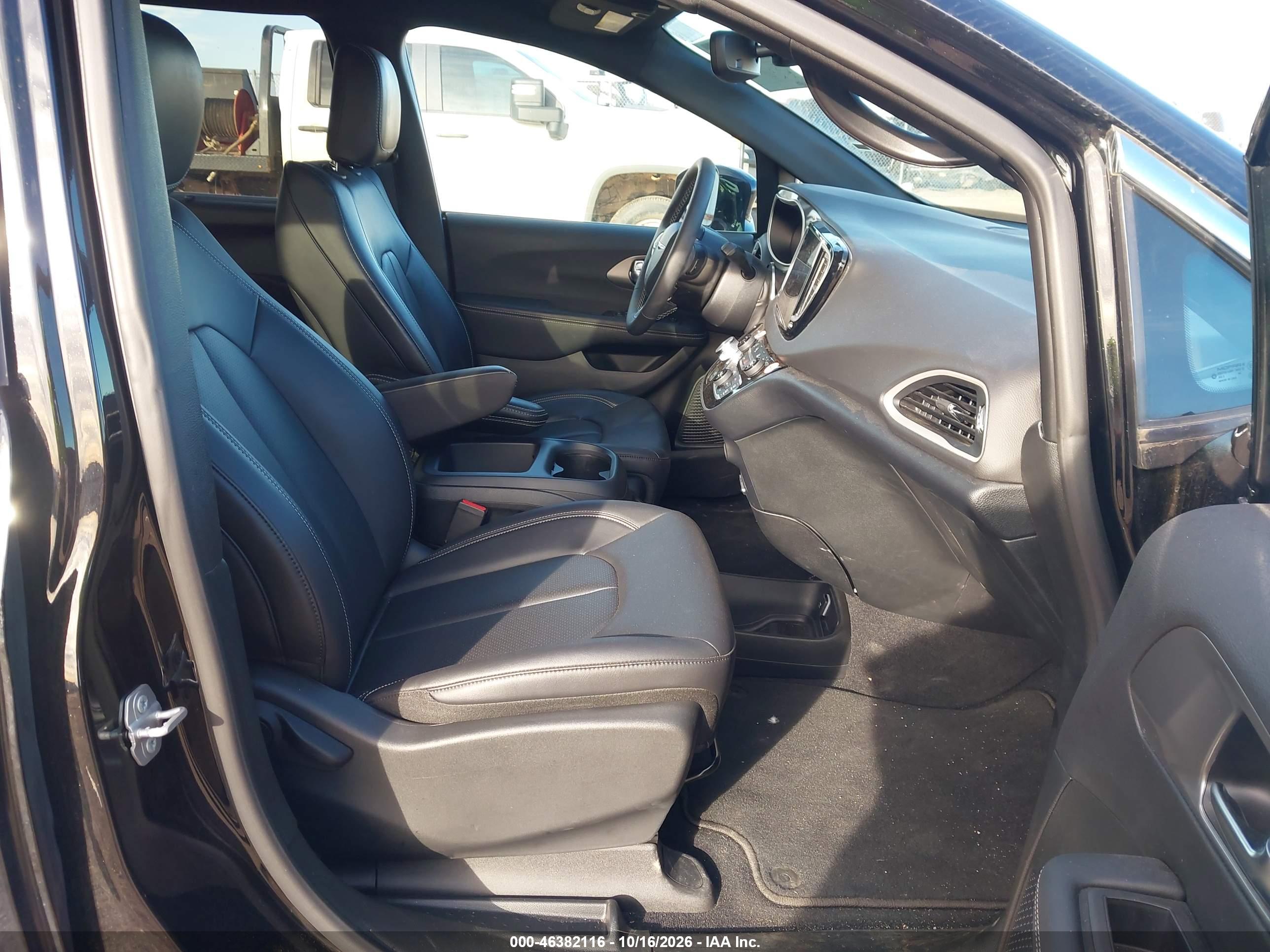2025 CHRYSLER PACIFICA SELECT — I5