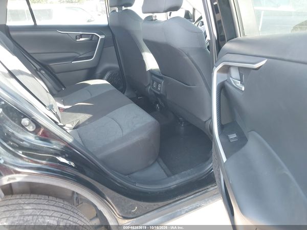 2025 TOYOTA RAV4 XLE — I8