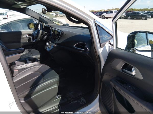 2025 CHRYSLER PACIFICA SELECT — I5