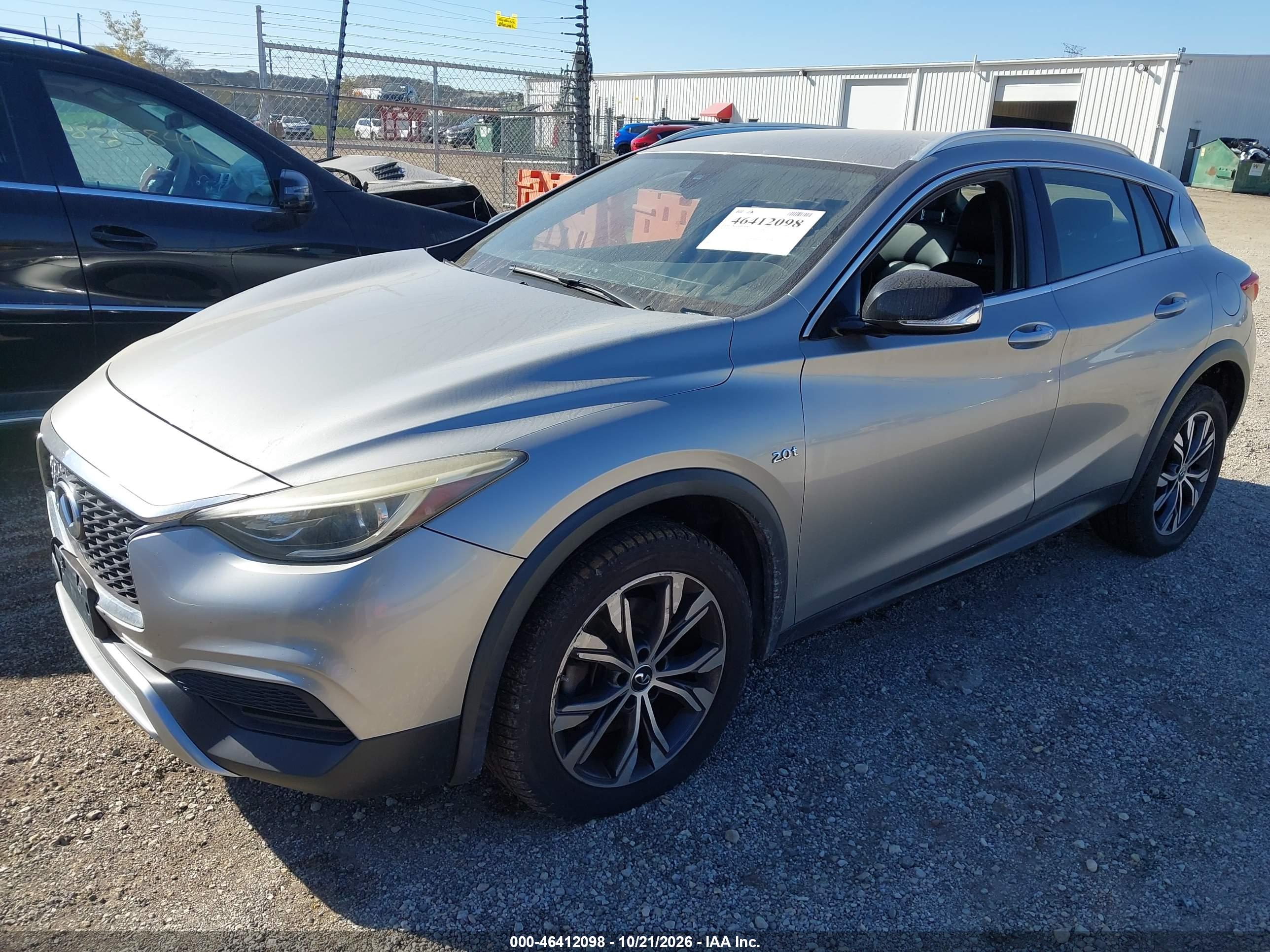 2017 INFINITI QX30 LUXURY — I2