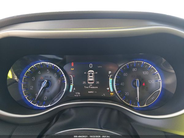 2024 CHRYSLER PACIFICA TOURING L — I7