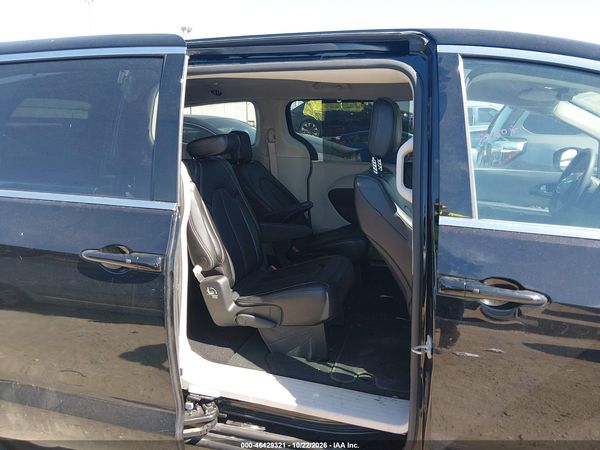 2024 CHRYSLER PACIFICA TOURING L — I8