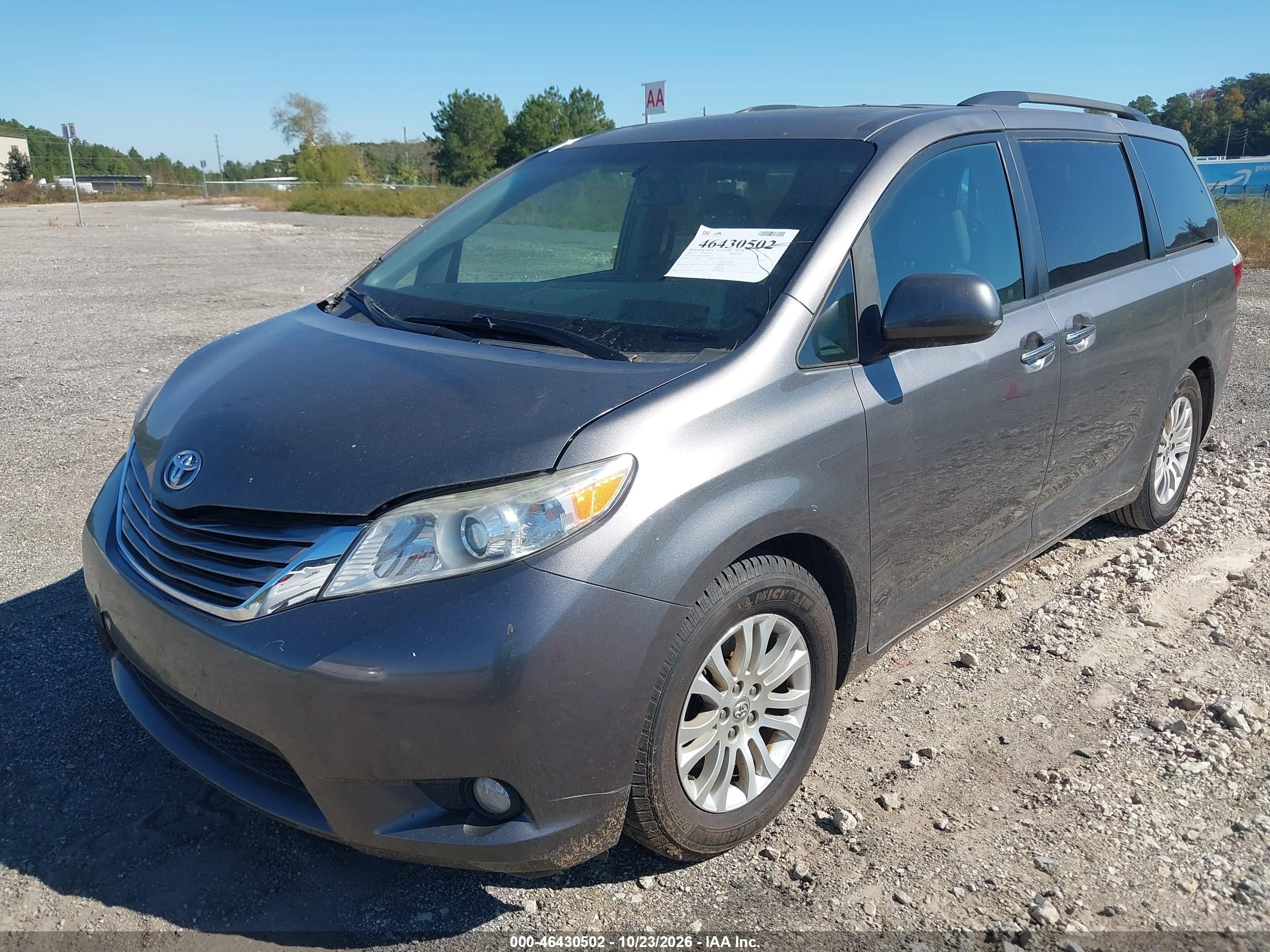 2017 TOYOTA SIENNA XLE 8 PASSENGER — I2