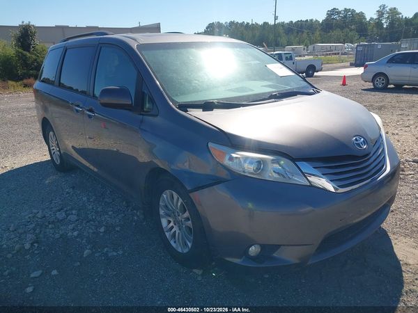 2017 TOYOTA SIENNA XLE 8 PASSENGER — I1