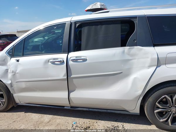 2026 TOYOTA SIENNA PLATINUM — I117