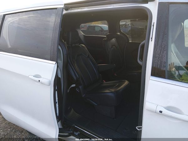 2025 CHRYSLER PACIFICA SELECT — I8