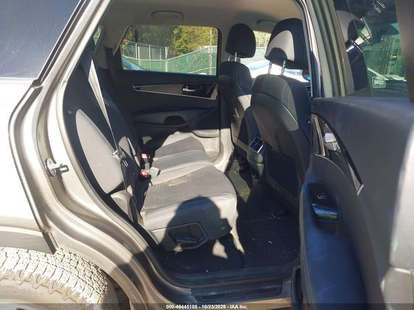 2017 KIA SORENTO 2.4L LX — I8