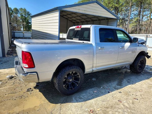 2017 RAM 1500 SLT CREW CAB 4X4