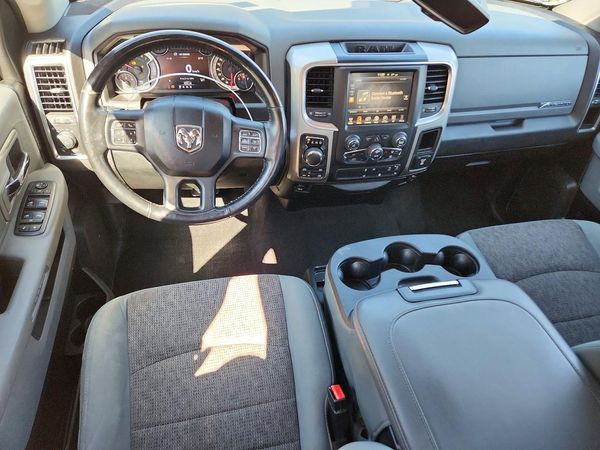 2017 RAM 1500 SLT CREW CAB 4X4