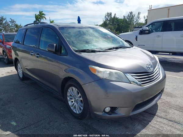 2016 TOYOTA SIENNA XLE PREMIUM 8 PASSENGER — I1