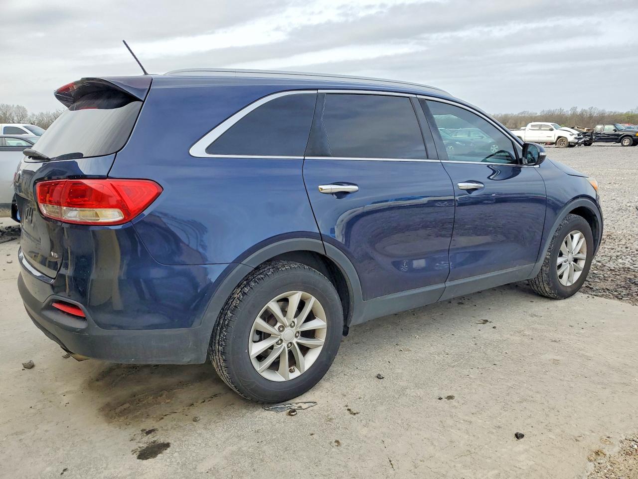 2017 KIA SORENTO L, LX