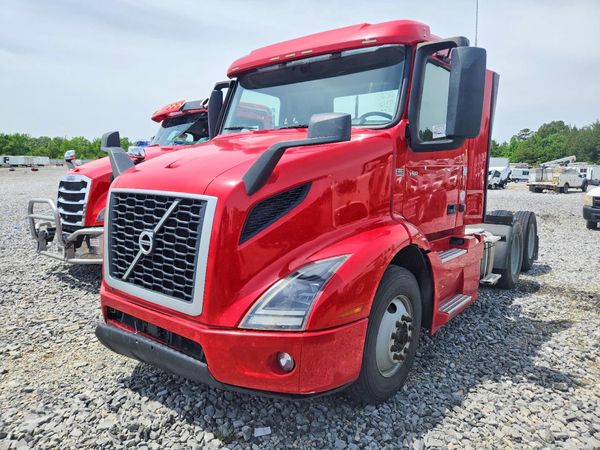 2020 VOLVO VNR