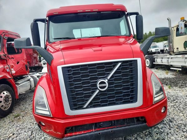 2020 VOLVO VNR