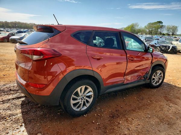 2017 HYUNDAI TUCSON SE (no options)