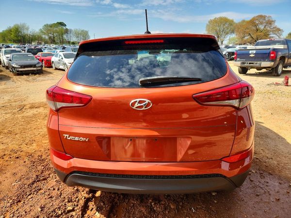2017 HYUNDAI TUCSON SE (no options)