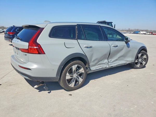 2025 VOLVO V60