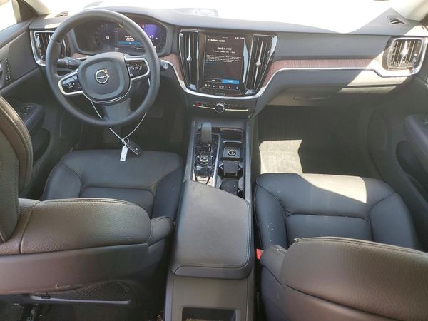 2025 VOLVO V60