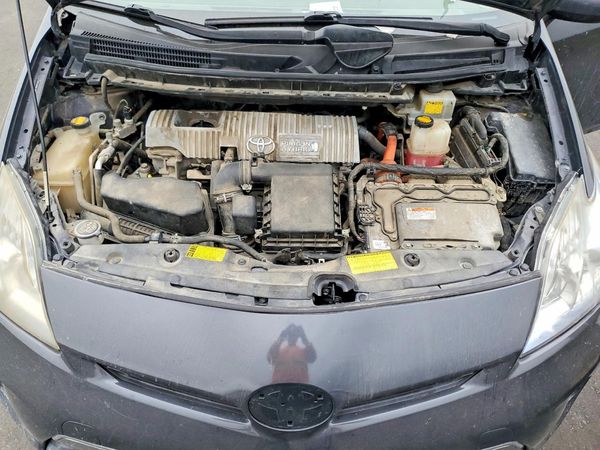 2012 TOYOTA PRIUS — Engine bay