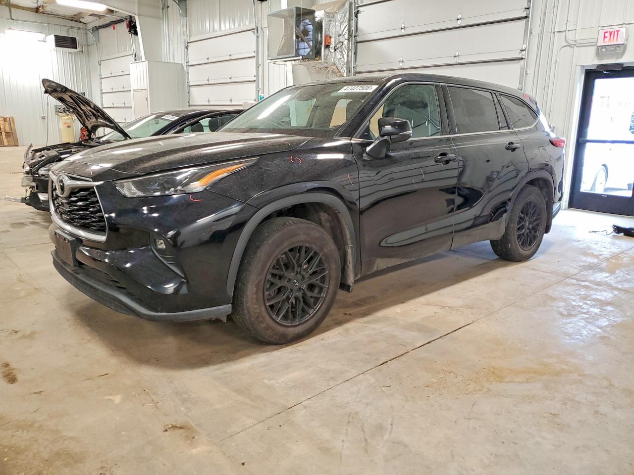 2022 TOYOTA HIGHLANDER LE