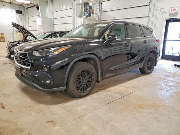 2022 TOYOTA HIGHLANDER LE