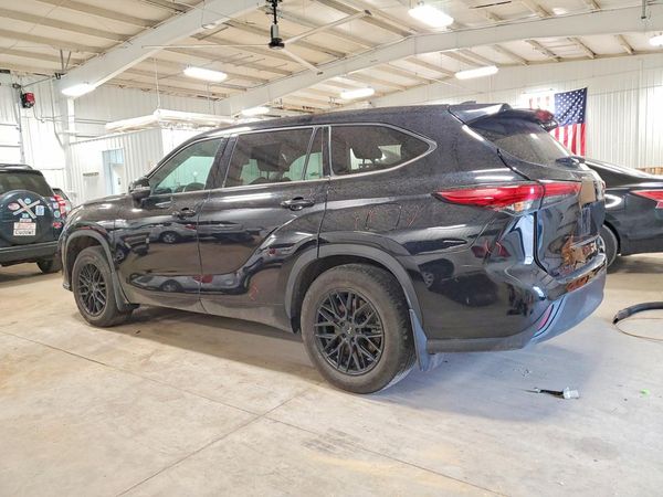 2022 TOYOTA HIGHLANDER LE