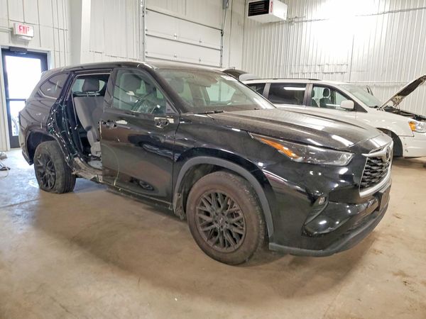 2022 TOYOTA HIGHLANDER LE
